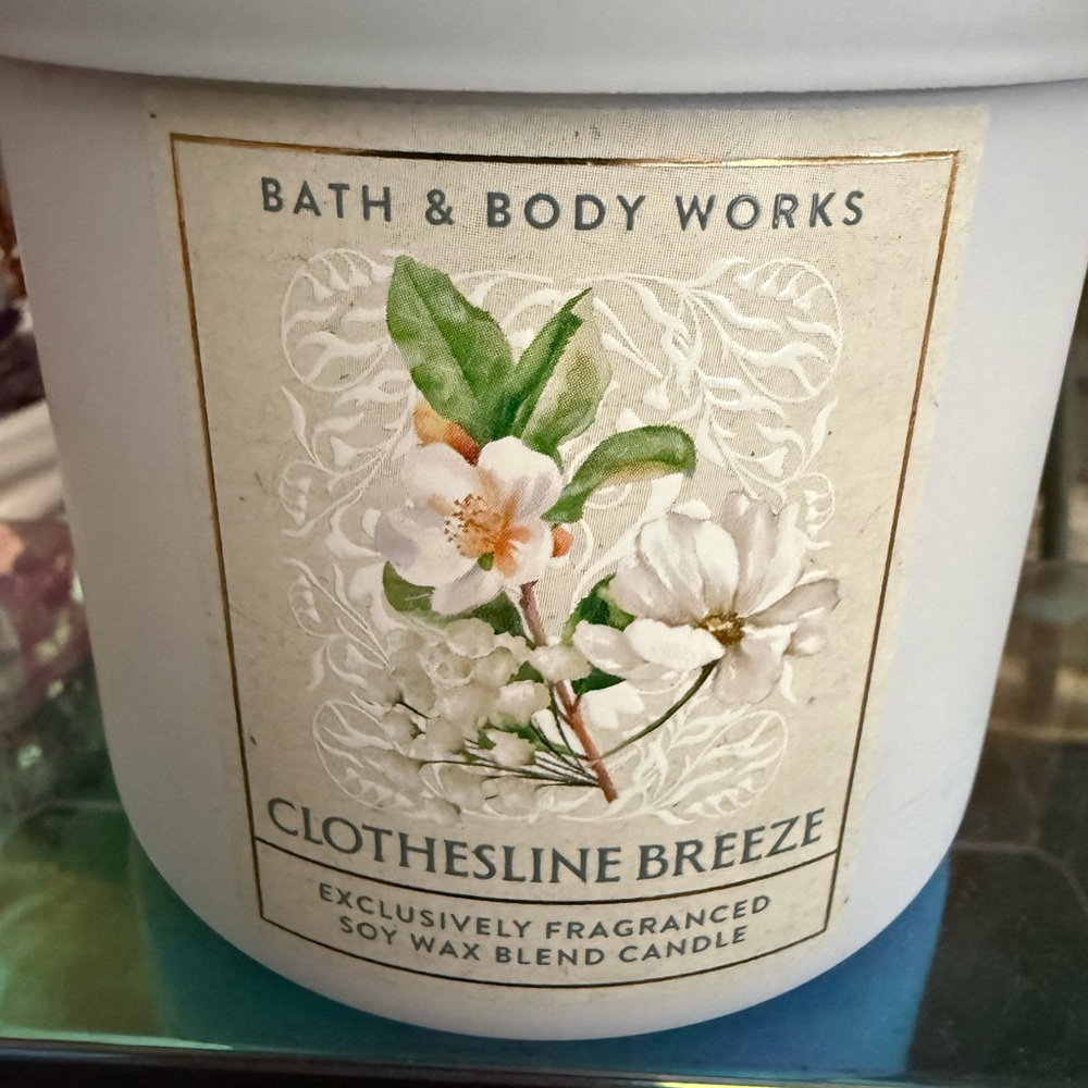 🆕🌬️ BATH & BODY WORKS “CLOTHESLINE BREEZE” 3-WICK CANDLE. NEW. SOY WAX BLEND - Picture 2 of 5